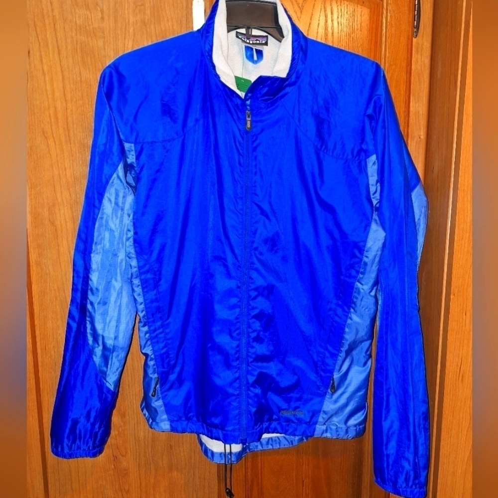 Patagonia ladies windbreaker in a size small. Pre-loved in excellent condition